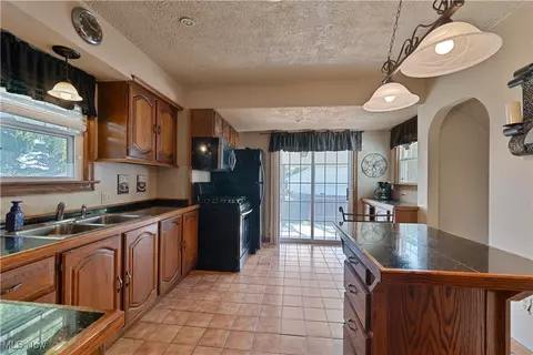 556 Poland Ave, Struthers, OH 44471 photo 3