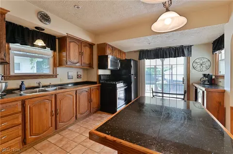 556 Poland Ave, Struthers, OH 44471 photo 2