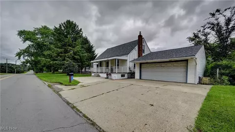 2736 Perry Dr SW, Canton, OH 44706 photo 3