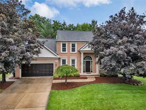 8554 Acadia Dr, Sagamore Hills, OH 44067