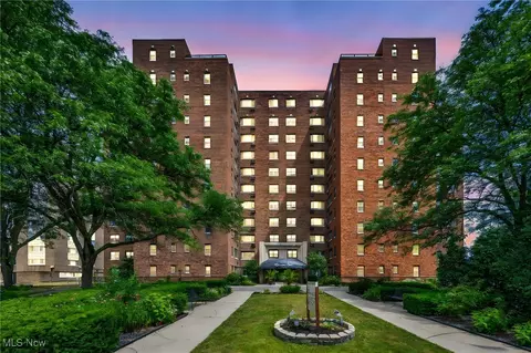 11720 Edgewater Dr #614, Lakewood, OH 44107