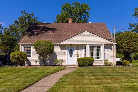 474 Glen Park Dr, Bay Village, OH 44140