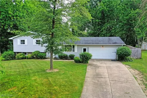 60 Woodleigh Ct, Youngstown, OH 44511