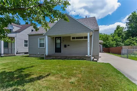 871 Oak Knoll Ave SE, Warren, OH 44483