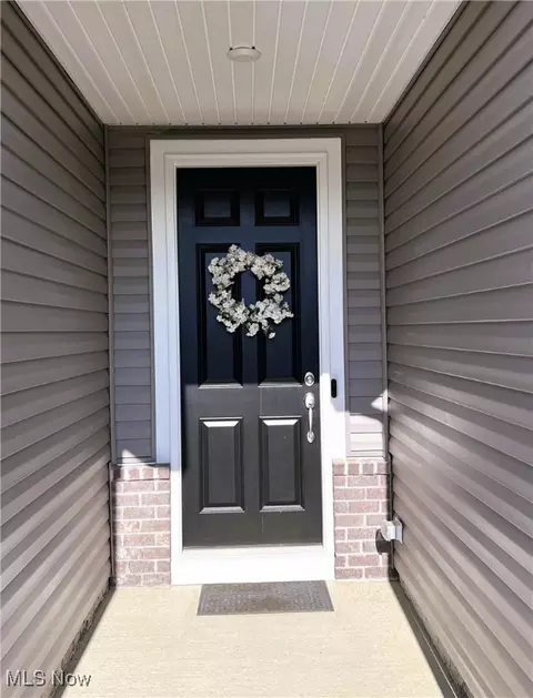Entry Way - 8099 Brookview Ln, Mentor, OH 44060 photo 1 of 3