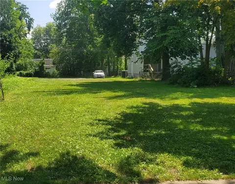 352 8th St, Elyria, OH 44035