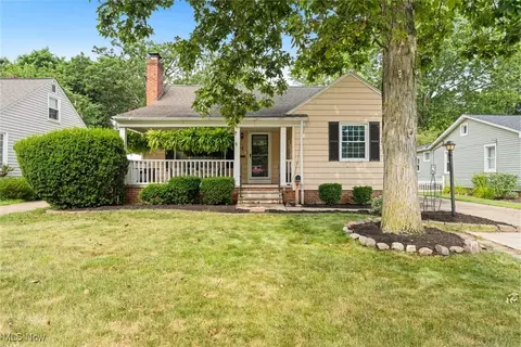 550 Parkside Dr, Bay Village, OH 44140