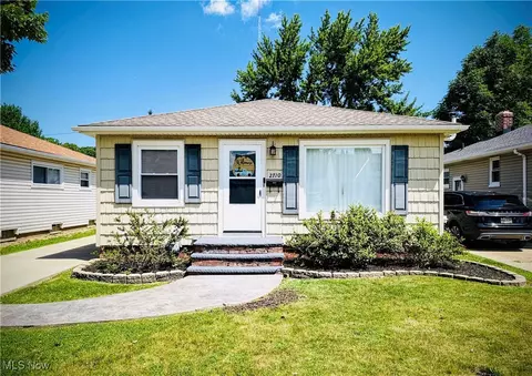 2710 Center Dr, Parma, OH 44134