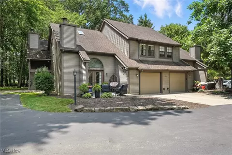 1293 Redtail Hawk Dr #4, Boardman, OH 44512