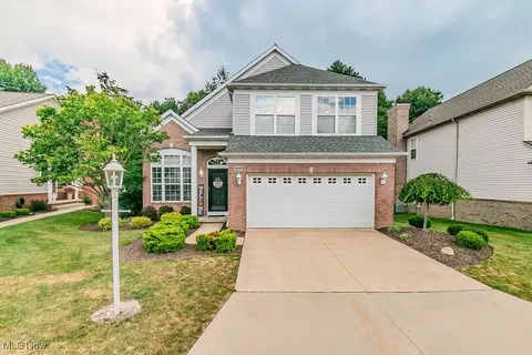 8579 Pine Creek Ln, Sagamore Hills, OH 44067