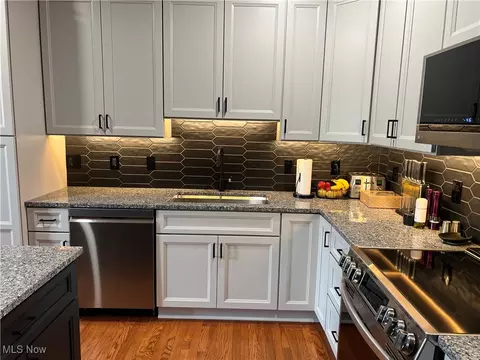 Kitchen - 116 Ledgestone Ct, Berea, OH 44017 photo 3 of 7