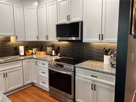 Kitchen - 116 Ledgestone Ct, Berea, OH 44017 photo 4 of 7