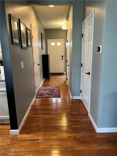 Entry Way - 116 Ledgestone Ct, Berea, OH 44017 photo 1 of 2