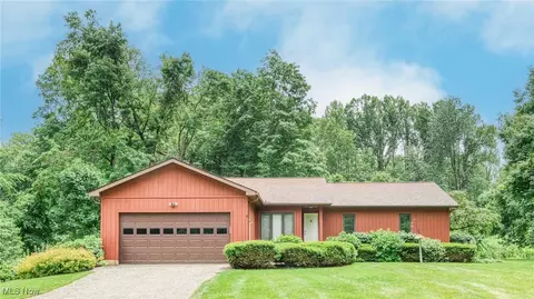 15747 Park View Dr, Newbury, OH 44065