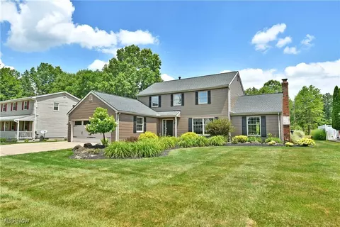 191 Maple Leaf Dr, Hubbard, OH 44425