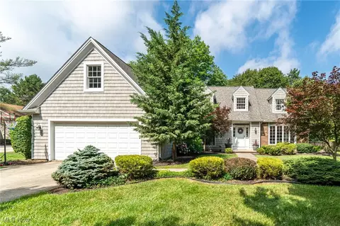 456 Sandhurst Dr, Highland Heights, OH 44143