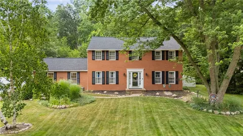 308 Greenbriar Dr, Avon Lake, OH 44012