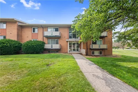 21881 River Oaks Dr #C4, Rocky River, OH 44116
