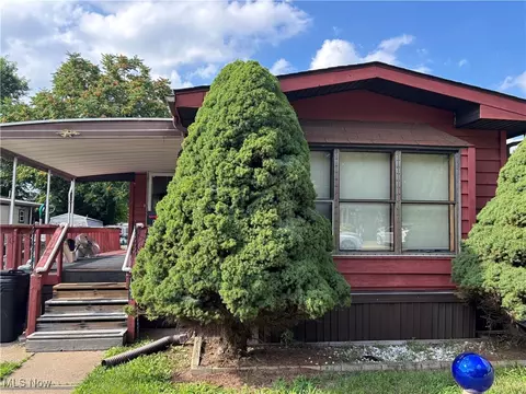 131 Coral Key Dr SE, New Philadelphia, OH 44663