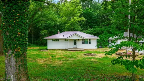 3165 Phalanx Mills Herner Rd, Southington, OH 44470