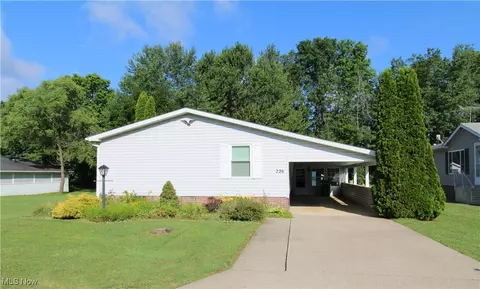 226 Troy Oaks Dr, Hiram, OH 44234