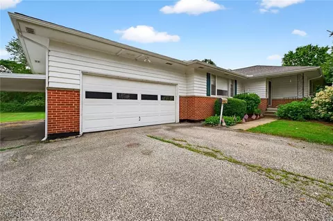 5121 Chillicothe Rd, Chagrin Falls, OH 44022