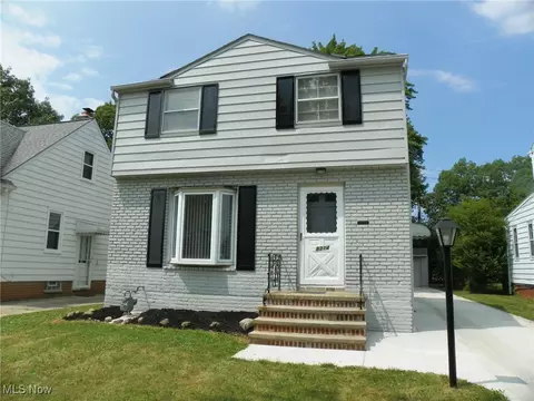 8314 Oxford Dr, Parma, OH 44129