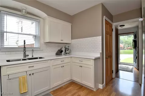 Kitchen - 6525 E Pleasant Valley Rd, Independence, OH 44131 photo 4 of 5