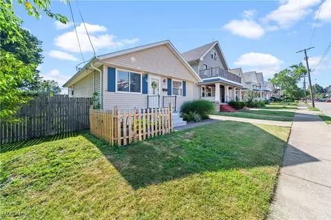 1325 Thoreau Rd, Lakewood, OH 44107