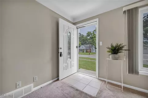 484 E 319th St, Willowick, OH 44095 photo 4
