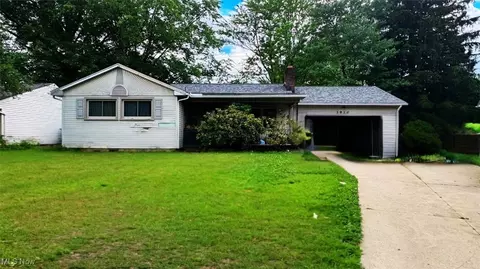 3916 Loma Vista Dr, Youngstown, OH 44511