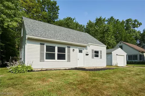 2280 Suncrest Dr, Cuyahoga Falls, OH 44221
