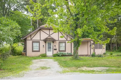 195 S Point Dr, Avon Lake, OH 44012