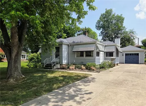 119 Forest Hill Dr, Amherst, OH 44001