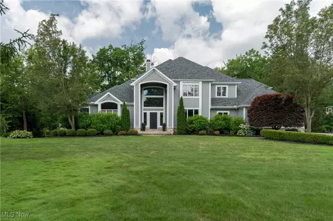 375 Glengarry Dr, Aurora, OH 44202 photo 2