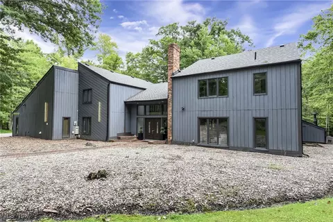 2925 Mill Gate Dr, Willoughby Hills, OH 44094