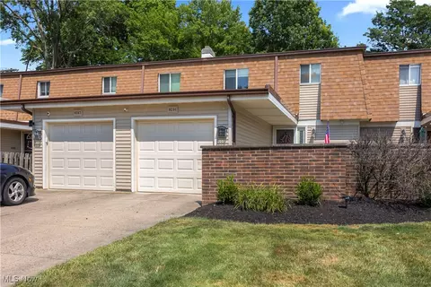 9291 Sussex Dr, Olmsted Falls, OH 44138