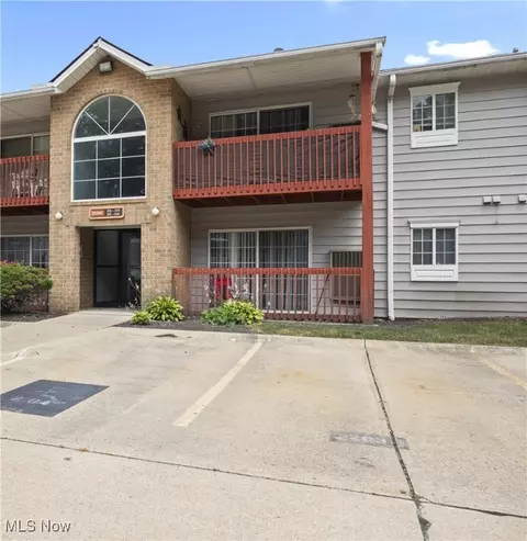 27087 Oakwood Cir #102Y, Olmsted Twp, OH 44138