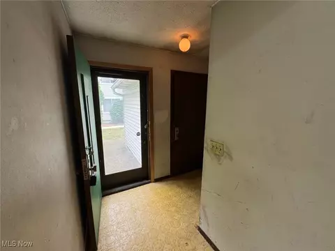 Entry Way - 5436 Summerwood Ct #C, Willoughby, OH 44094 photo 1 of 1