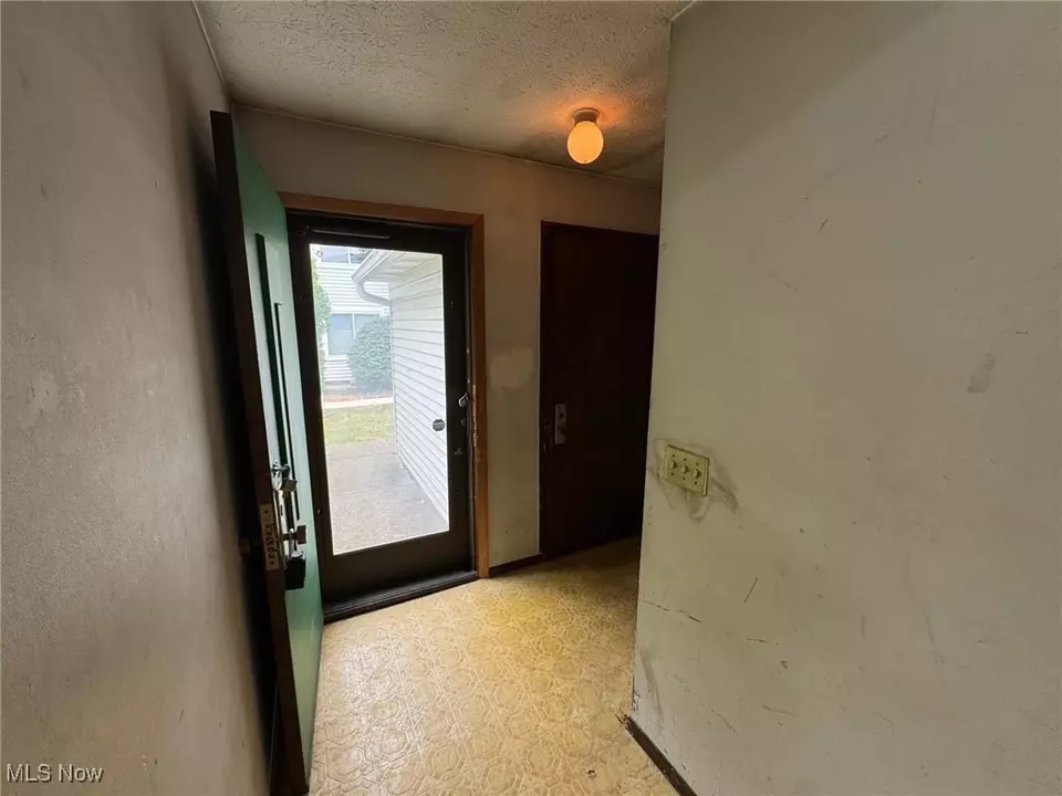 Entry Way - 5436 Summerwood Ct #C, Willoughby, OH 44094 photo 1 of 1