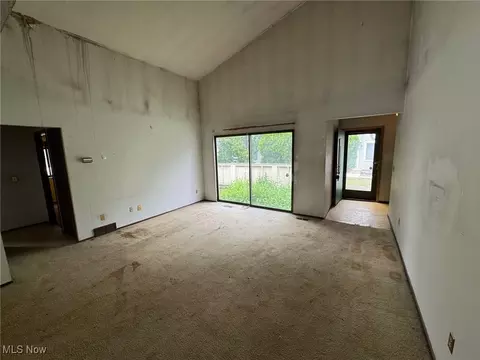 Living - 5436 Summerwood Ct #C, Willoughby, OH 44094 photo 1 of 2
