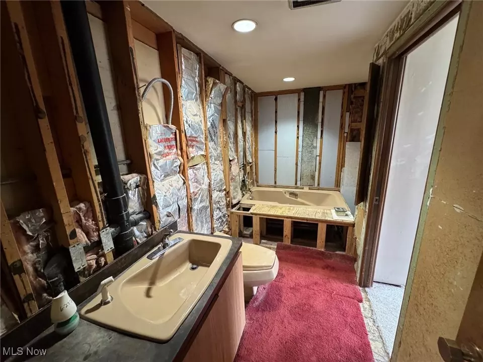 Bath - 5436 Summerwood Ct #C, Willoughby, OH 44094 photo 1 of 3