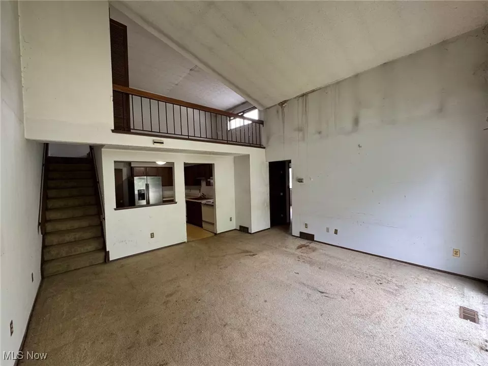 Living - 5436 Summerwood Ct #C, Willoughby, OH 44094 photo 2 of 2