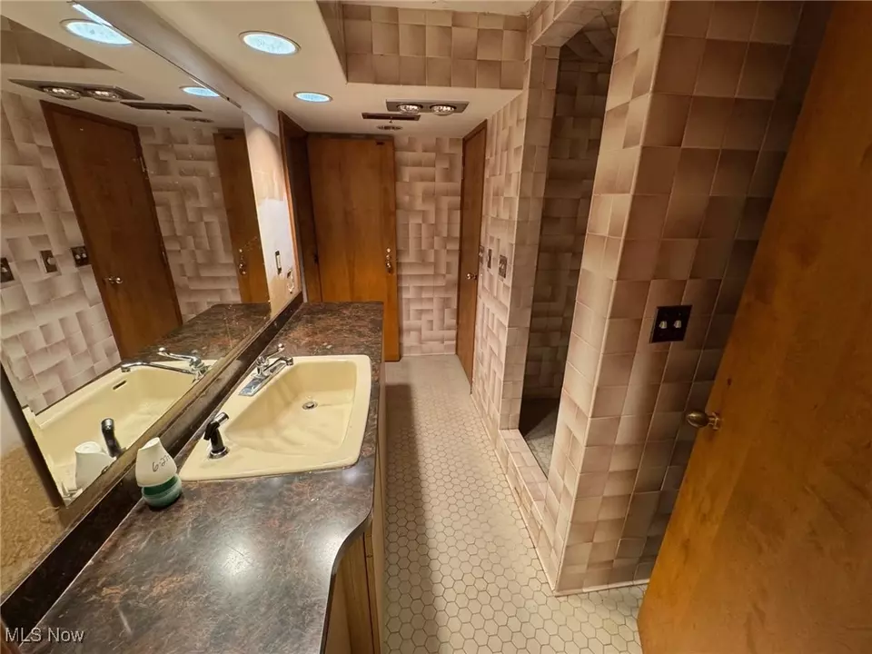 Bath - 5436 Summerwood Ct #C, Willoughby, OH 44094 photo 2 of 3