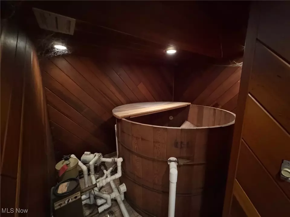 Bath - 5436 Summerwood Ct #C, Willoughby, OH 44094 photo 3 of 3