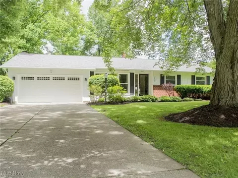 250 Sleepy Hollow Dr, Canfield, OH 44406