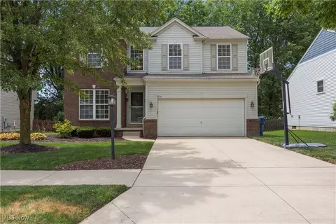 9034 Huxley Ln, Olmsted Twp, OH 44138