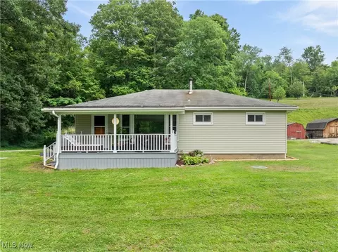 71050 Barries Dr, Martins Ferry, OH 43935