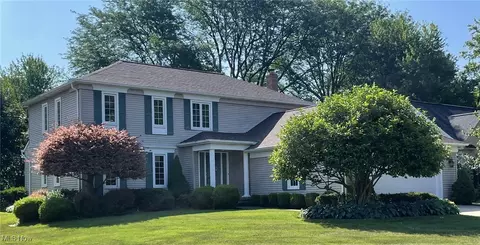 3733 River Ln, Rocky River, OH 44116