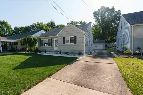 1370 Castlewood Ave SW, North Canton, OH 44720